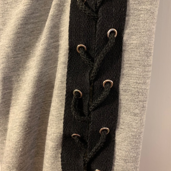 Hot Topic Woman's Cropped Grey w Black lace up Long Sleeve Sweatshirt XS - Picture 6 of 6